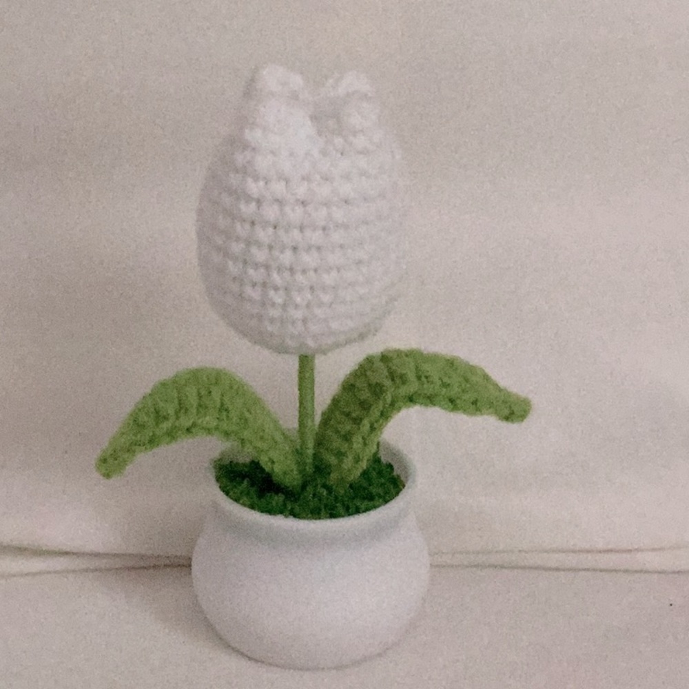Crochet flower with leaves